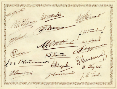 222496 Blad met 19 handtekeningen van medewerkers in het Album Inter Folia Fructus / 1 augustus 1936 , ter herinnering ...